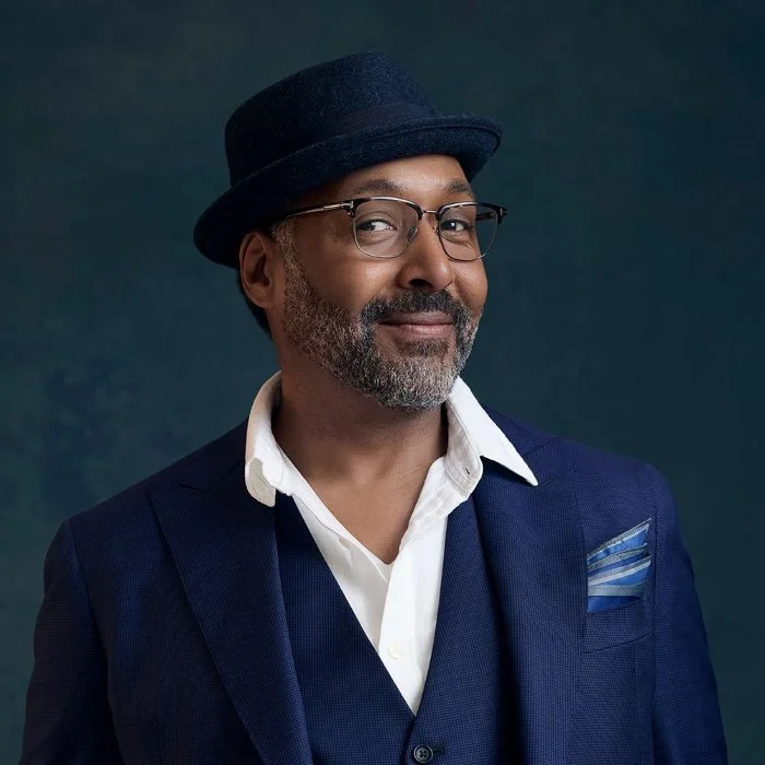 JESSE L. MARTIN : UNE VOIX INOUBLIABLE DE LA SCÈNE MUSICALE