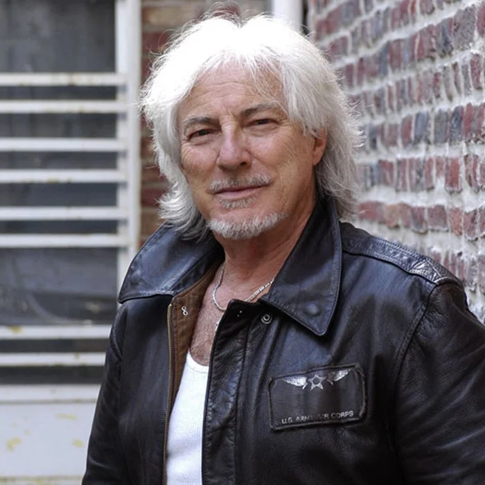 HUGUES AUFRAY : BIOGRAPHIE DU CHANTEUR FRANÇAIS ENGAGÉ
