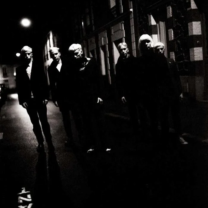 LA FEMME : BIOGRAPHIE, STYLE ET HÉRITAGE DU GROUPE DE BIARRITZ