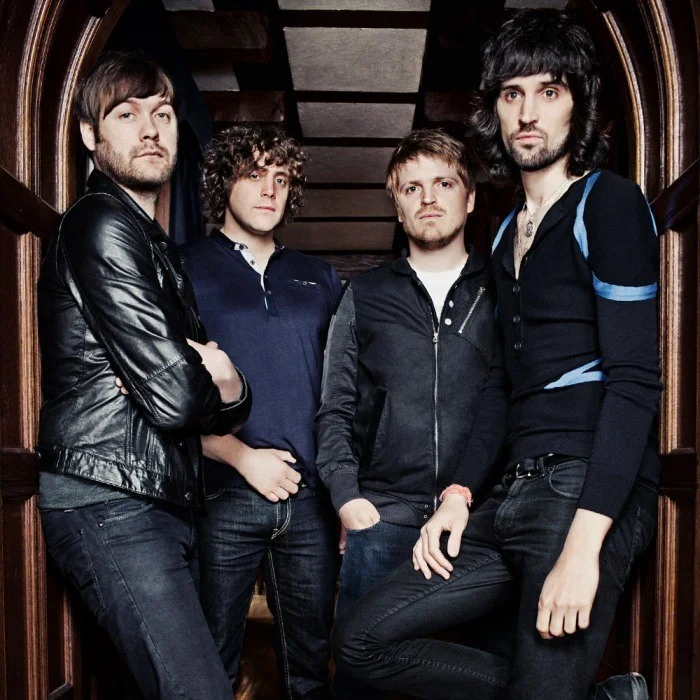 KASABIAN : LE ROCK BRITANNIQUE ENTRE FUREUR ET PSYCHÉDÉLIE