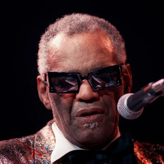 RAY CHARLES : GÉNIE DE LA SOUL, LÉGENDE DU JAZZ ET DU BLUES