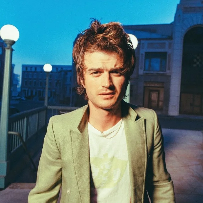 DJO : L'ARTISTE DERRIÈRE JOE KEERY DE STRANGER THINGS
