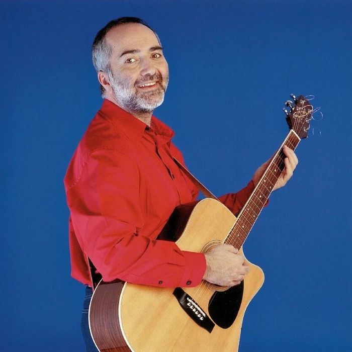 RAFFI : LE CHANTEUR CANADIEN QUI A MARQUÉ L'ENFANCE DE GÉNÉRATIONS