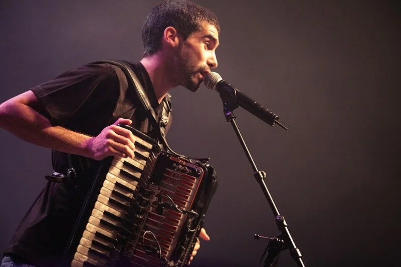 LÉO BURGUIÈRE : UN TALENT FRANÇAIS AU PARCOURS ÉPHÉMÈRE