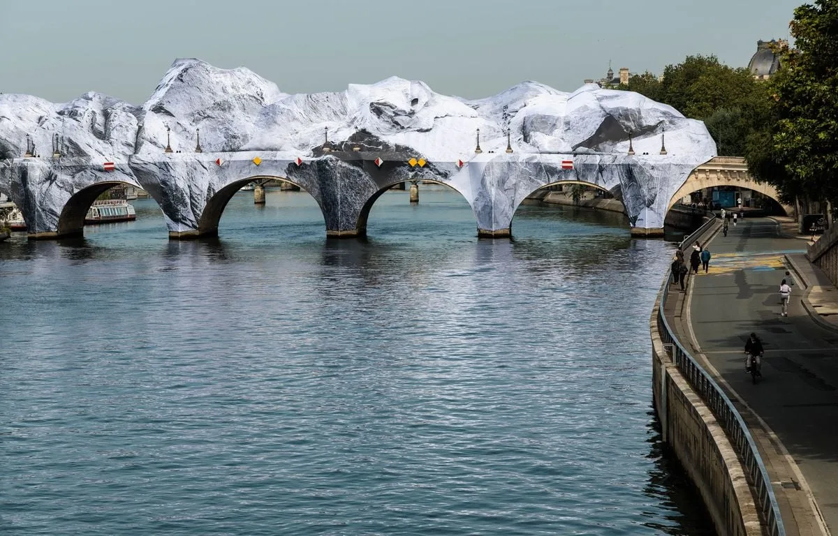 PARIS : COMMENT LE PONT-NEUF SE TRANSFORME EN CAVERNE GRÂCE À L’ARTISTE JR ET À UN MEMBRE DES DAFT PUNK