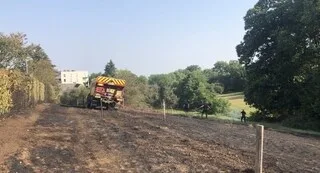 « À 80 ANS, J’AI PRIS MON TUYAU D’EAU POUR PROTÉGER MA MAISON », À LAVAL, UN FEU S’EST ARRÊTÉ AUX PORTES DES HABITATIONS