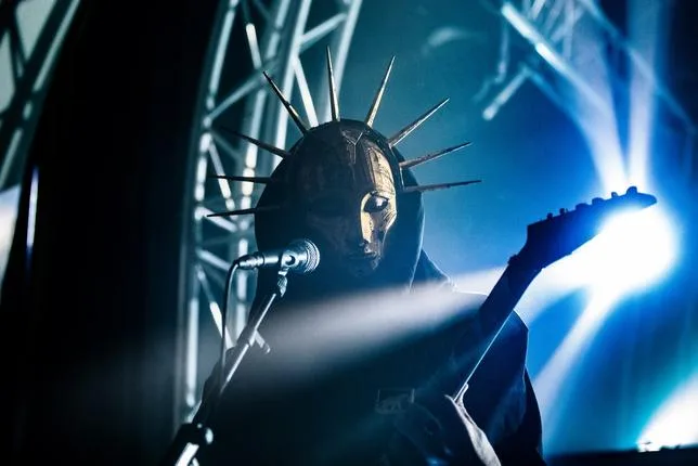 POURQUOI LES GROUPES DE METAL ADORENT-ILS LES MASQUES ?