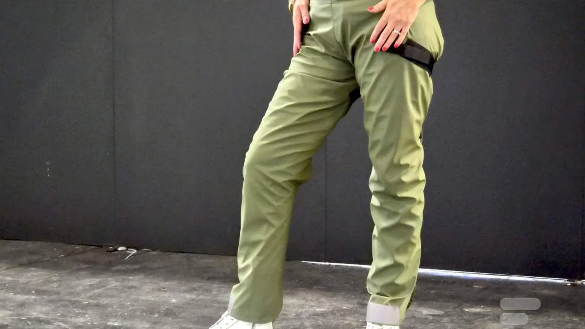 « C’EST HYPER EFFICACE CONTRE LA PLUIE, LE FROID ET LE VENT » : ON A DÉCOUVERT LE SUR-PANTALON VÉLO DE JUP-ON, QUI S’ENFILE EN QUELQUES SECONDES SEULEMENT
