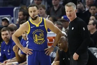 NBA. « IL VA BIEN » : L’ENTRAÎNEUR DE GOLDEN STATE DONNE DES NOUVELLES RASSURANTES DE STEPHEN CURRY, SORTI EN BOITANT