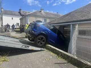 UNE VOITURE PERCUTE LA FAÇADE D’UNE ÉCOLE MATERNELLE PRÈS DE LORIENT