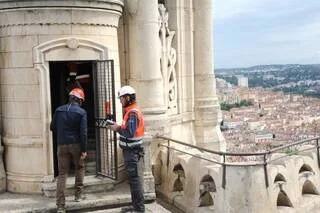 REPORTAGE. « C’EST UN HONNEUR DE TRAVAILLER SUR NOTRE-DAME DE FOURVIÈRE » : À LYON, L’OPÉRATION SAUVETAGE BAT SON PLEIN