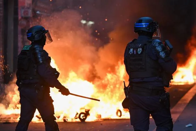 LA FRANCE CONNAÎT “UNE CRISE DE RÉGIME” QUI RÉVÈLE “UN CONTRAT SOCIAL ROMPU”