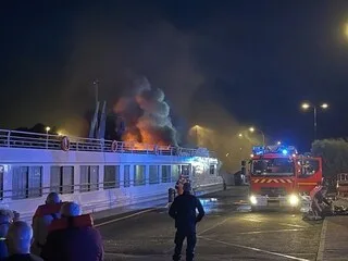 « ON DEVAIT REPARTIR VERS PARIS MAIS LA CROISIÈRE S’ARRÊTE LÀ »: EN PLEINE NUIT, UN BATEAU DÉTRUIT PAR LE FEU À HONFLEUR