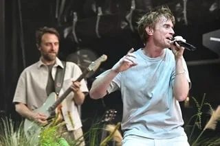 BEN MAZUÉ, « LE GARS QUI FAIT GAFFE AUX AUTRES », A OUVERT LES CONCERTS EN PLEIN AIR DU 30E FESTIVAL DE TRÉLAZÉ