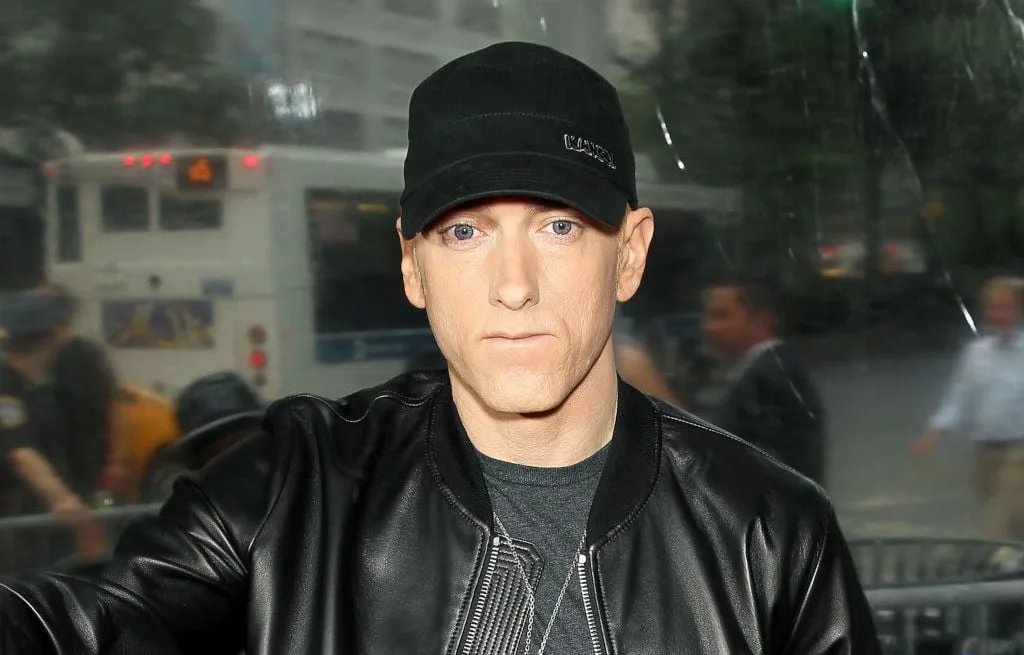 EMINEM MET AUX ENCHÈRES SES SNEAKERS AU PROFIT DE SA FONDATION POUR LES JEUNES DE DÉTROIT