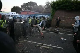 ROYAUME-UNI : L’INDIGNATION MONTE APRÈS LA DIFFUSION D’UNE VIDÉO MONTRANT L’ARRESTATION D’UN ÉTUDIANT POIGNARDÉ À MORT