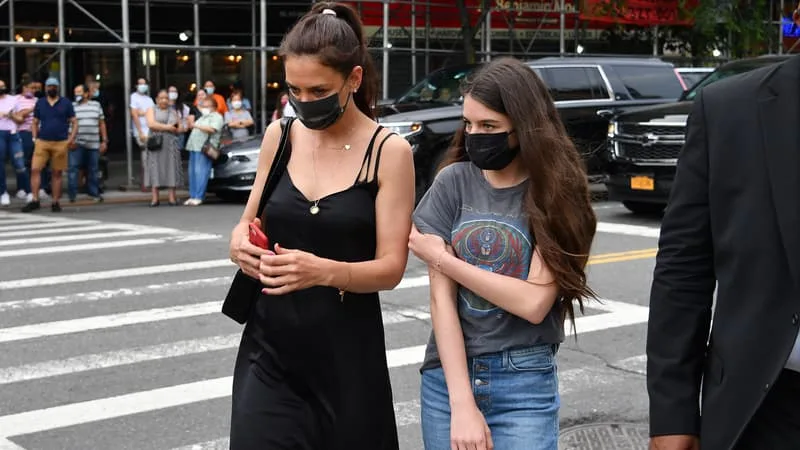 SURI, LA FILLE DE TOM CRUISE ET KATIE HOLMES, A FAIT LE CHOIX NE PLUS SE FAIRE APPELER PAR LE NOM DE SON PÈRE