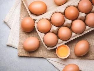 VOICI LES INDICES À REPÉRER SUR UN ŒUF POUR SAVOIR SI LA POULE A ÉTÉ ÉLEVÉE DANS DE BONNES CONDITIONS