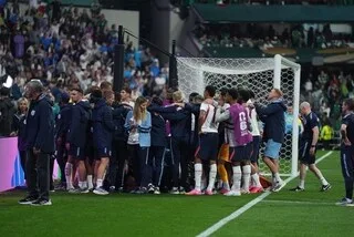 COUPE DU MONDE. UN CADRE DU VESTIAIRE DE L’ANGLETERRE SE BLESSE SÉRIEUSEMENT… SANS JOUER LORS DU 8E CONTRE LE MEXIQUE