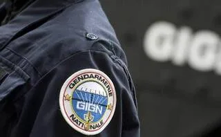MENAÇANT DE FAIRE EXPLOSER SA MAISON EN NORMANDIE, IL SE REND APRÈS L’INTERVENTION DES NÉGOCIATEURS DU GIGN