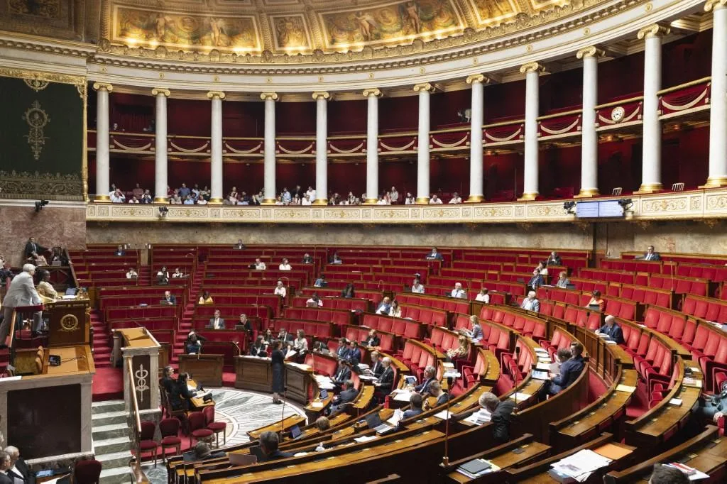 EN 2027, CETTE PROBABLE ÉLECTION TOUT AUSSI SCRUTÉE PAR LES PARTIS QUE LA PRÉSIDENTIELLE