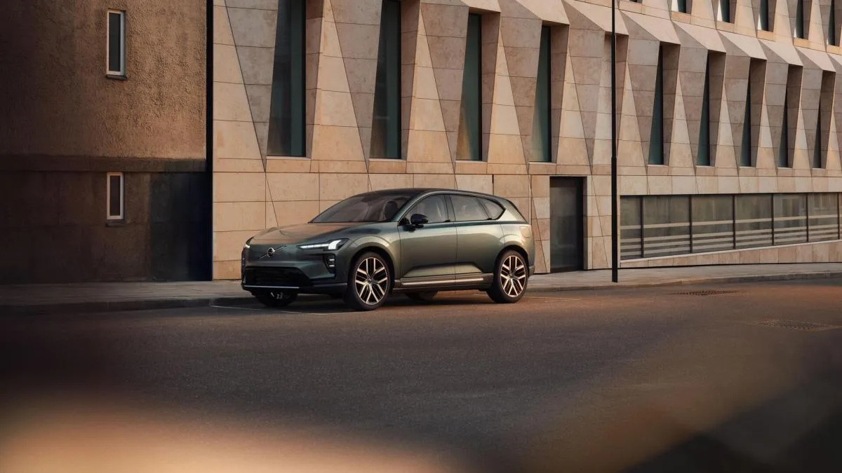 POUR CONTRER LE TESLA MODEL Y, LE FUTUR VOLVO EX50 PROMET D’ÊTRE PLUS GRAND ET MOINS CHER