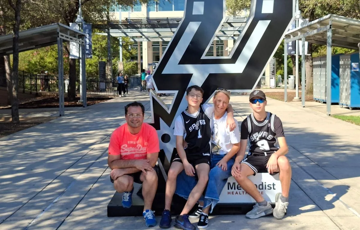 « JE N’AVAIS JAMAIS IMAGINÉ VIVRE ÇA »… EN CADEAU SURPRISE POUR SES 50 ANS, UN PARISIEN FILE VOIR DEUX MATCHS SPURS-OKC