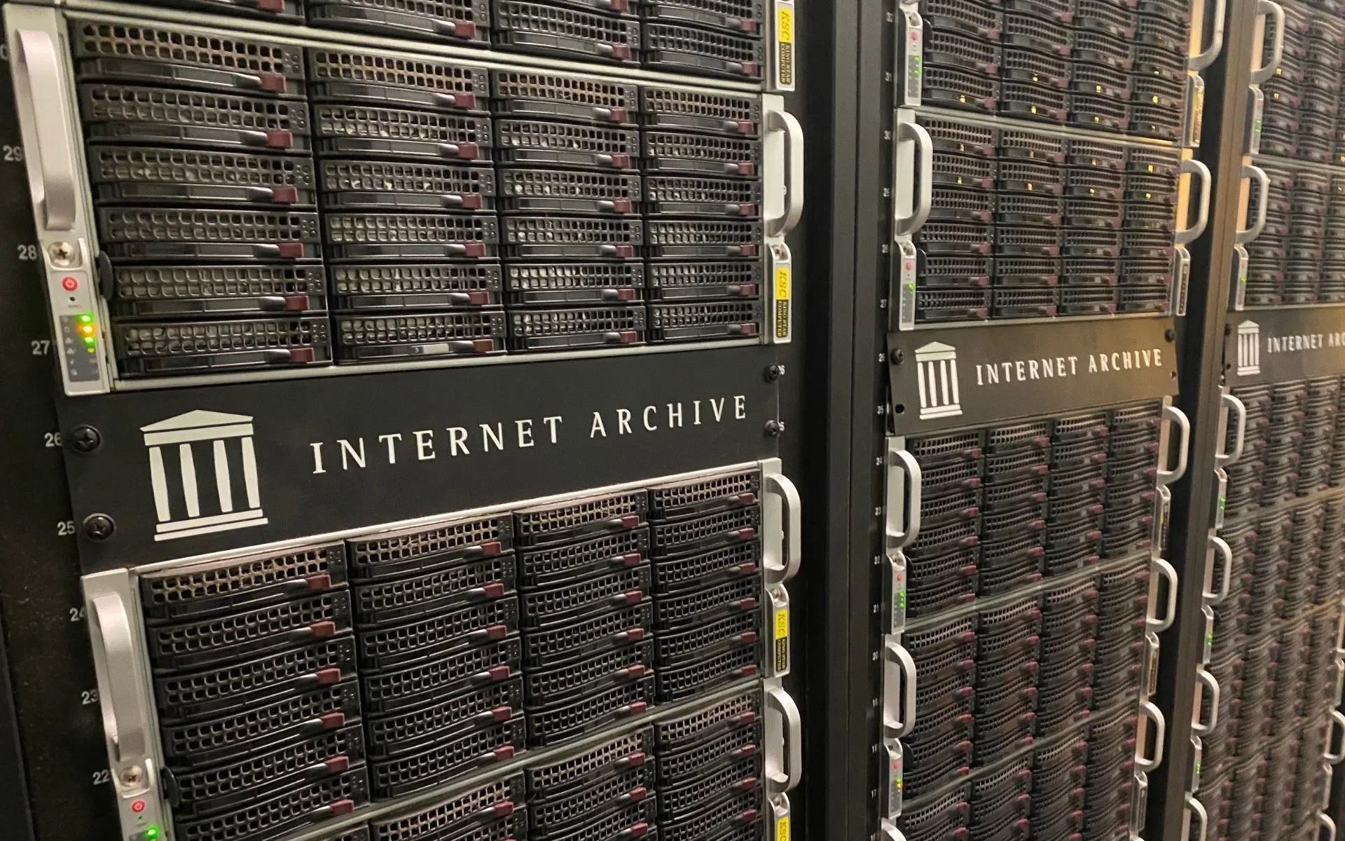 LA « BIBLIOTHÈQUE D’ALEXANDRIE » DU WEB MENACÉE À NOUVEAU : L’IA ET LA PÉNURIE DE STOCKAGE EN CAUSE