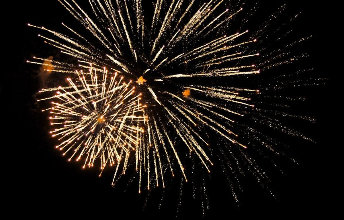 UN CAMION TRANSPORTANT DES FEUX D’ARTIFICE PREND FEU SUR L’AUTOROUTE ET PROVOQUE DES EXPLOSIONS SPECTACULAIRES
