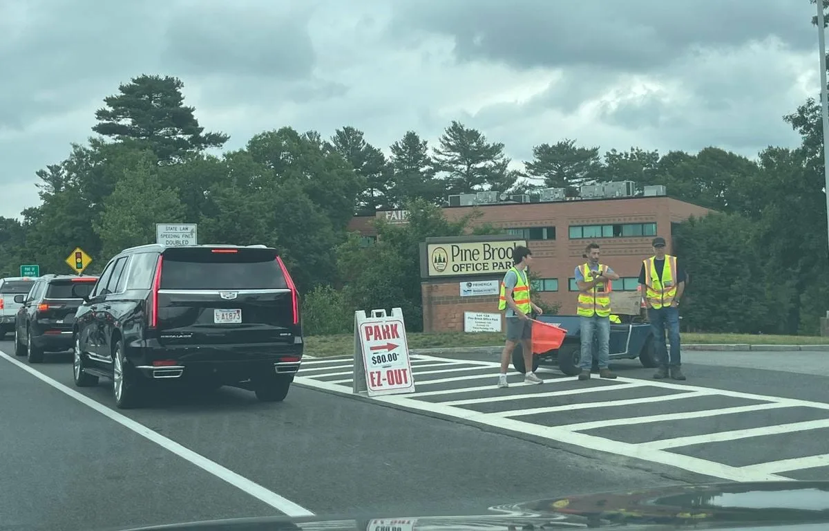 FRANCE – MAROC : « C’EST 100 DOLLARS POUR SE GARER »… LE JUTEUX BUSINESS DES PLACES DE PARKING PRÈS DU STADE DE BOSTON