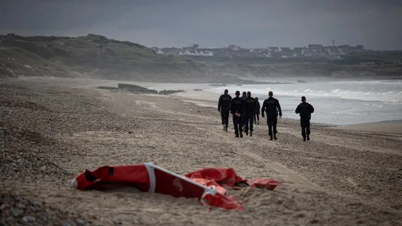 TRAVERSÉE DE LA MANCHE: QUATRE MIGRANTS RETROUVÉS MORTS SUR DES PLAGES FRANÇAISES APRÈS DES NAUFRAGES