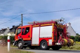 UN JEUNE MOTARD DÉCÈDE LORS D’UN CHOC AVEC UNE VOITURE SUR UNE ROUTE DU CENTRE-BRETAGNE