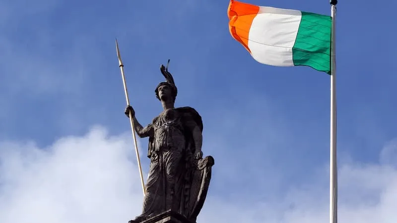 APRÈS AVOIR DÉGRINGOLÉ DE 7% AU PREMIER TRIMESTRE À CAUSE DES MULTINATIONALES, C’EST GRÂCE À ELLES QUE LE PIB IRLANDAIS REBONDIT DE PRÈS DE 4% AU DEUXIÈME