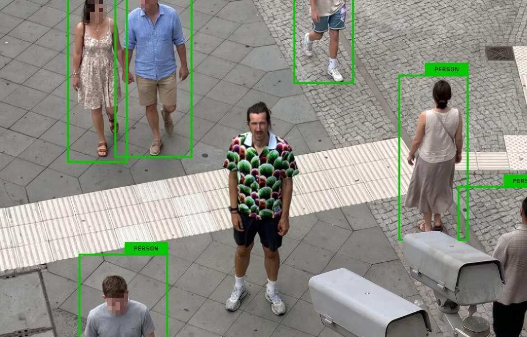 MOBILISATION DU 17 OCTOBRE : LES VÊTEMENTS ANTI-IA CAMOUFLENT-ILS LES MANIFESTANTS DE LA SURVEILLANCE ALGORITHMIQUE ?