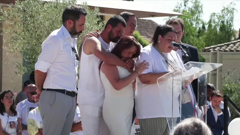 « LYHANNA DOIT ÊTRE TELLEMENT ÉMUE DE VOIR DEPUIS LÀ-HAUT, TOUT CE MONDE RASSEMBLÉ POUR ELLE »: LES MOTS DES PARENTS DE LA COLLÉGIENNE LORS DE LA MARCHE BLANCHE