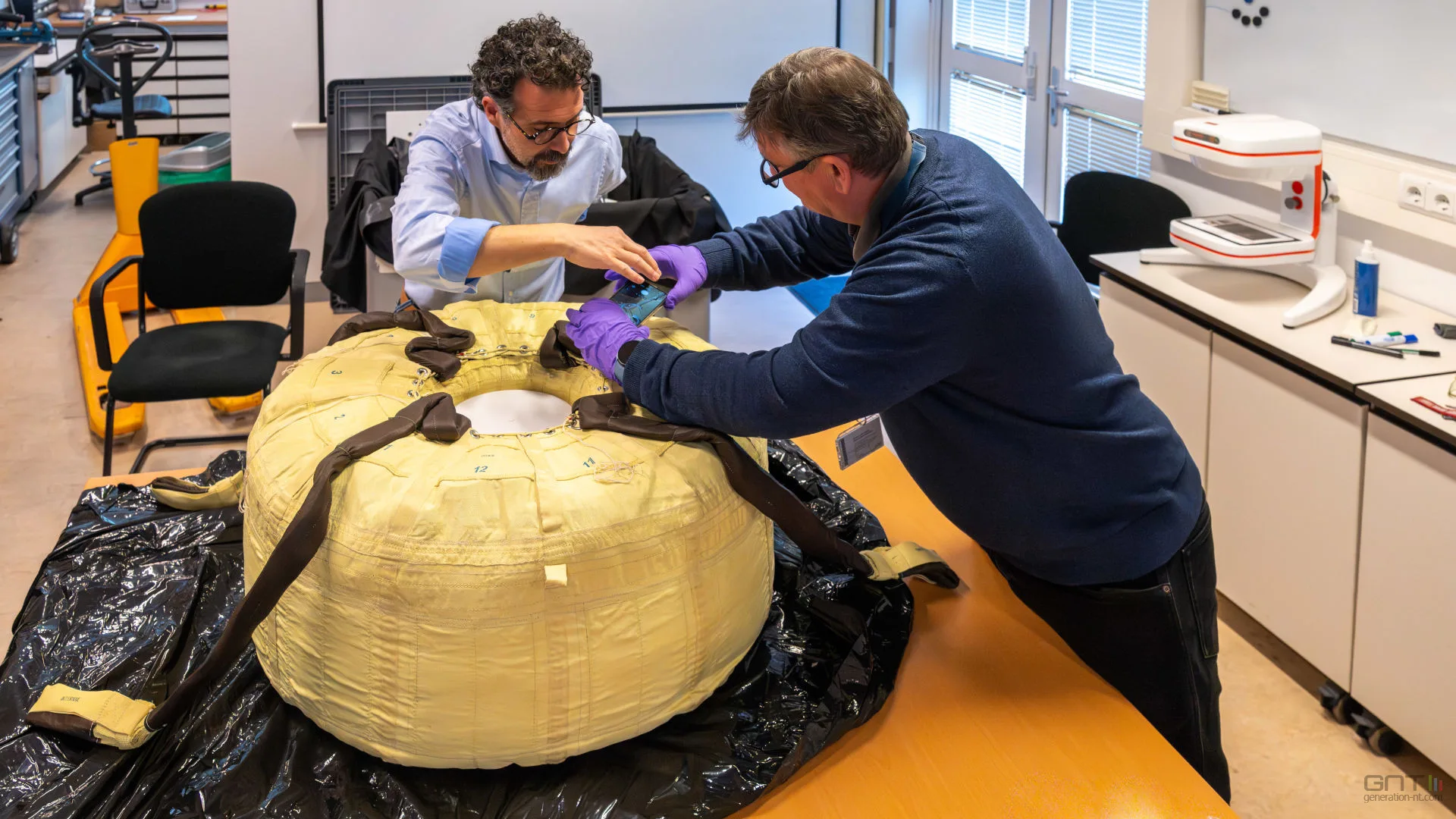 CECI EST UN PARACHUTE QUI A ÉTÉ CUIT POUR MARS
