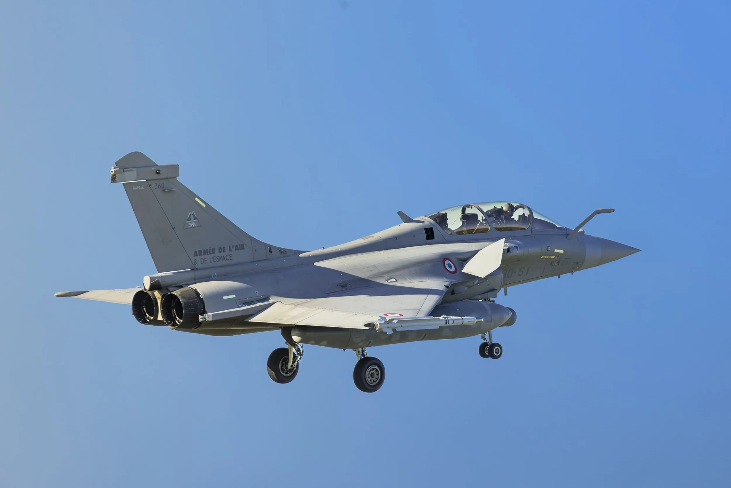 DES RAFALE FRANÇAIS INTERCEPTENT UN AVION FANTÔME AU-DESSUS DE L’ATLANTIQUE, L’ARMÉE DE L’AIR RACONTE COMMENT