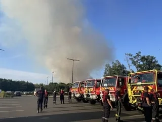 « CENT HECTARES MENACÉS » : INCENDIE EN COURS PRÈS DU MANS, 90 SOLDATS DU FEU SONT MOBILISÉS