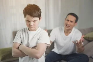 CE TYPE D’ÉDUCATION POUSSE LES ENFANTS À RECOURIR AUX MENSONGES ET AUX TRICHERIES, VOICI POURQUOI IL FAUT L’ÉVITER