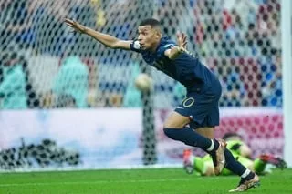 POURQUOI PARLE-T-ON DE « COUP DU CHAPEAU » QUAND UN FOOTBALLEUR INSCRIT TROIS BUTS DANS LE MÊME MATCH ?