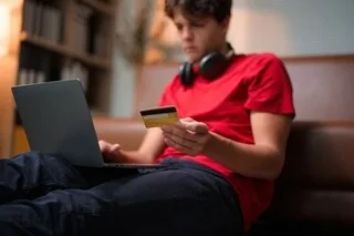 VRAI AVANTAGE OU DÉPENSE INUTILE ? QUAND EST-IL INTÉRESSANT DE PRENDRE UNE CARTE BANCAIRE GOLD OU VISA PREMIER ?
