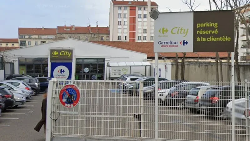 INFO BFM LYON. UN VOL À MAIN ARMÉE DANS UN CARREFOUR CITY DE VILLEURBANNE
