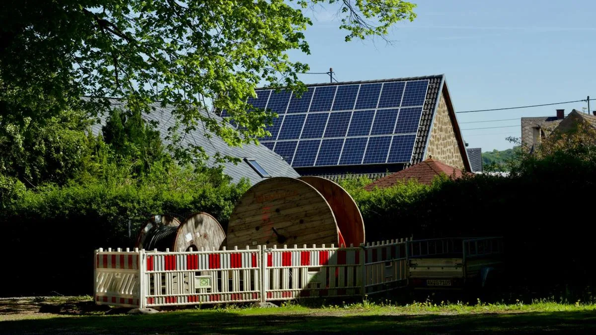 TARIFICATION DYNAMIQUE DE L’ÉLECTRICITÉ : CE QUI VA CHANGER DE FORCE POUR LES PROPRIÉTAIRES DE PANNEAUX SOLAIRES SUISSES