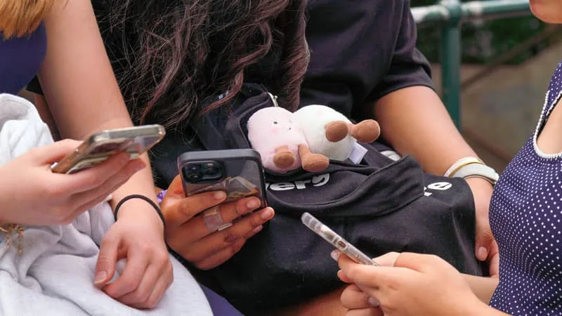 « NOUS N’AVONS PAS TROUVÉ SUFFISAMMENT DE PREUVES » DE SON EFFICACITÉ: UNE ÉTUDE DÉMONTRE QUE L’INTERDICTION DES RÉSEAUX SOCIAUX AUX MOINS DE 16 ANS PEINE À PRODUIRE DES EFFETS EN AUSTRALIE