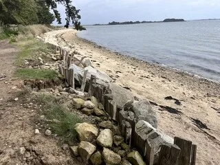 LE CORPS D’UNE NAGEUSE DÉCOUVERT CONTRE DES ROCHERS SUR L’ÎLE D’ARZ, DANS LE MORBIHAN