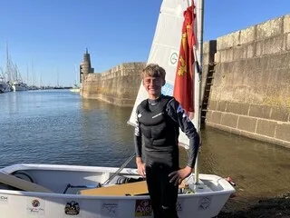 ÂGÉ DE 15 ANS, LE NORMAND PIERRE CORNU A BATTU LE RECORD DE LA TRAVERSÉE DE LA MANCHE EN SOLITAIRE ET EN OPTIMIST