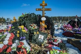 COMMENT DES FAMILLES RUSSES DE SOLDATS TUÉS EN UKRAINE SURMONTENT LEUR DEUIL GRÂCE À L’INTELLIGENCE ARTIFICIELLE
