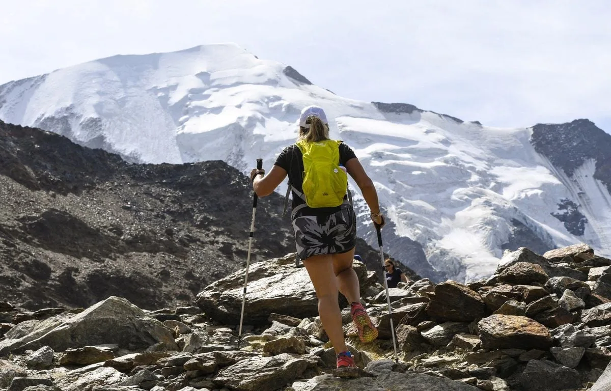 CANICULE : LE GLACIER DU MONT BLANC « TRÈS CREVASSÉ », DEUX ALPINISTES TUÉS… DES GUIDES ITALIENS SUSPENDENT L’ASCENSION