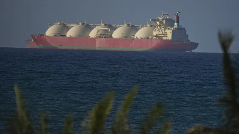 « NAVIRE, METTEZ VOS MOTEURS EN MARCHE! »: MALGRÉ L’OPTIMISME DÉBORDANT DE TRUMP ET DES MARCHÉS PÉTROLIERS, LA REPRISE DU TRAFIC DANS LE DÉTROIT D’ORMUZ EST LOIN D’ÊTRE ACQUISE