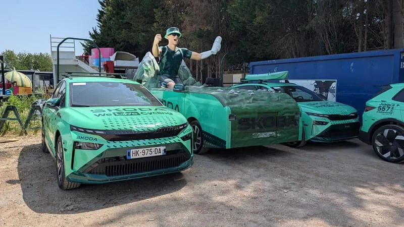 UNE FRAISE ET UN MELON GÉANTS QUI PEUVENT ROULER PLUS DE 3.000 KILOMÈTRES ET ATTEINDRE LES 170KM/H: DANS LES COULISSES DE L’ENTREPRISE QUI PRÉPARE LES CHARS DE LA CARAVANE DU TOUR DE FRANCE